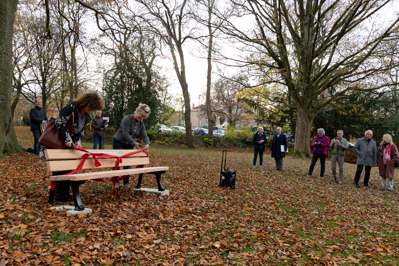 Bild der Gedenkbank am Campus Eupener Straße